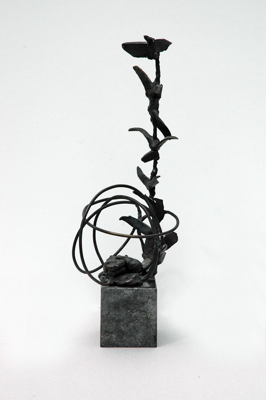 Menger T.  | Truus Menger, Slapend kind tussen opstijgende vogels, brons 40,0 x 12,7 cm