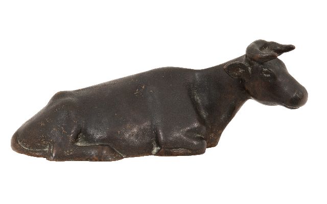 Wolff W.  | Liggende koe, brons 13,5 x 31,0 cm, gesigneerd op de achterkant