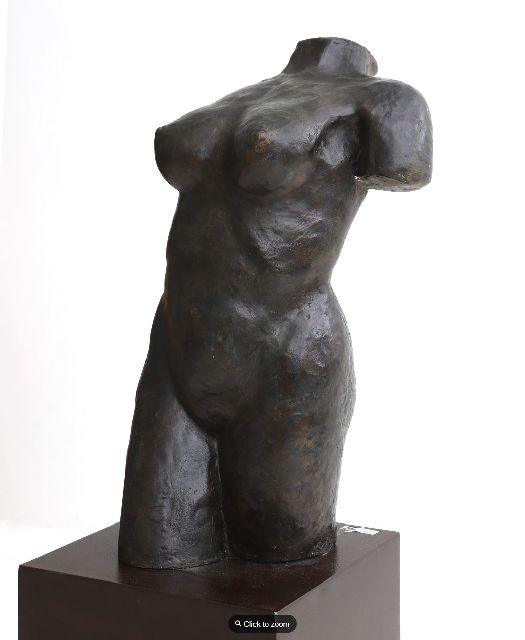 Roos P.  | Vrouwentorso, brons 144,2 x 76,5 cm, gesigneerd met monogram op linkerbeen