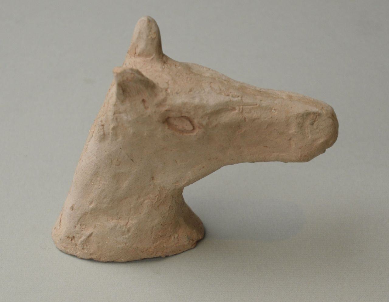 Oranje-Nassau (Prinses Beatrix) B.W.A. van | Beatrix Wilhelmina Armgard van Oranje-Nassau (Prinses Beatrix), A horse head, Ton 9,5 cm, dated '48