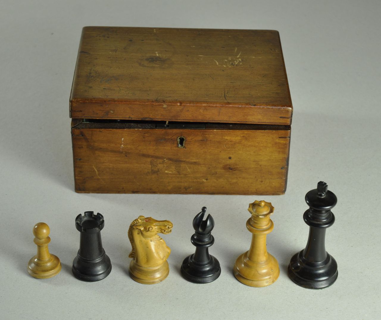 Schaakset, opbergdoos   | Schaakset, opbergdoos, A Staunton boxwood and ebony weighted chess set, with matching board box, Palm-, Eben- und Mahagoniholz 10,0 x 5,0 cm, signed stamped 'Jaques London'on foot white king und executed ca. 1860