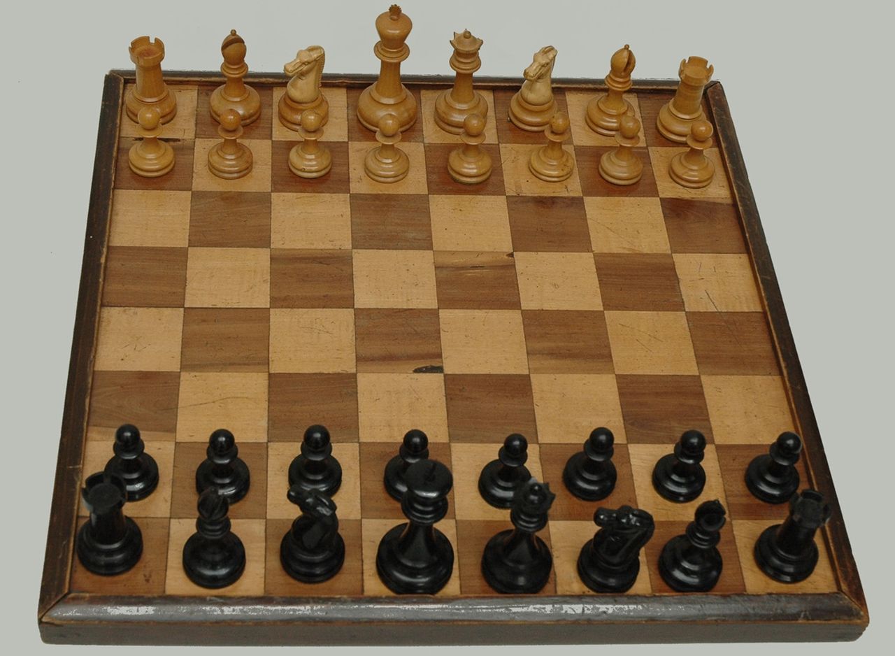 Schaakset   | Schaakset, A 'Staunton style chess set, Palm- und Ebenholz 10,0 x 4,8 cm, signed marked with red crown und dated 1860