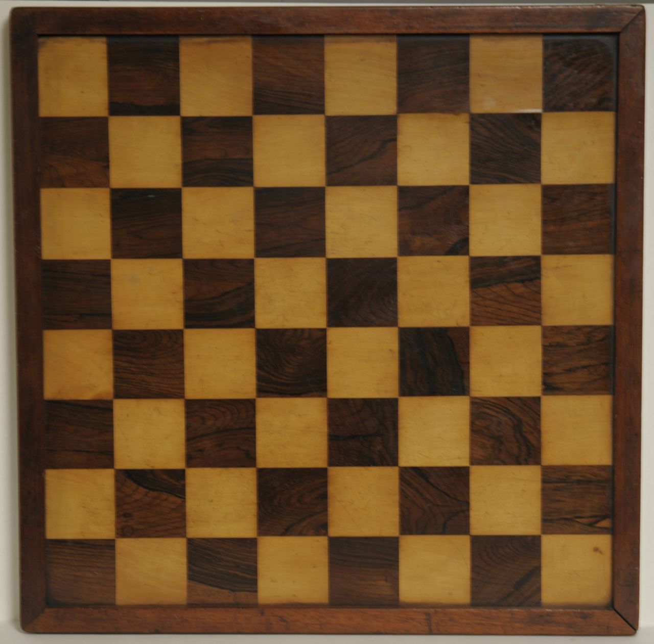 Schaakbord   | Schaakbord, A rosewood and boxwood veneered chess board, Rosen- und Palmholz 50,5 x 50,5 cm, executed in the late 19th century
