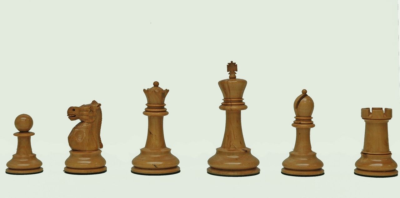 Schaakset, opbergdoos | A Staunton-pattern ebony and boxwood chess set, by Jaques Staunton together with Jaques chess board 56 x 56 cm, Palm- und Ebenholz, 8,9 x 4,7 cm, signed signed on white king and on the  reverse board und late 19th century