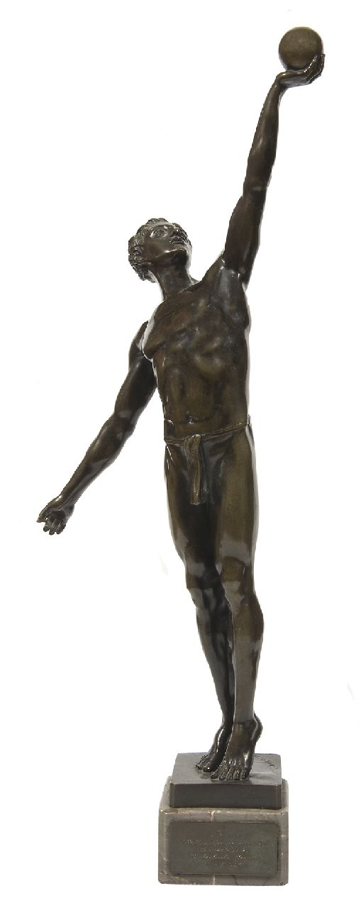 Hoffmann O.  | Otto Hoffmann, Der Kugelstösser, Bronze 51,3 x 18,0 cm, Unterzeichnet auf bronzener Basis