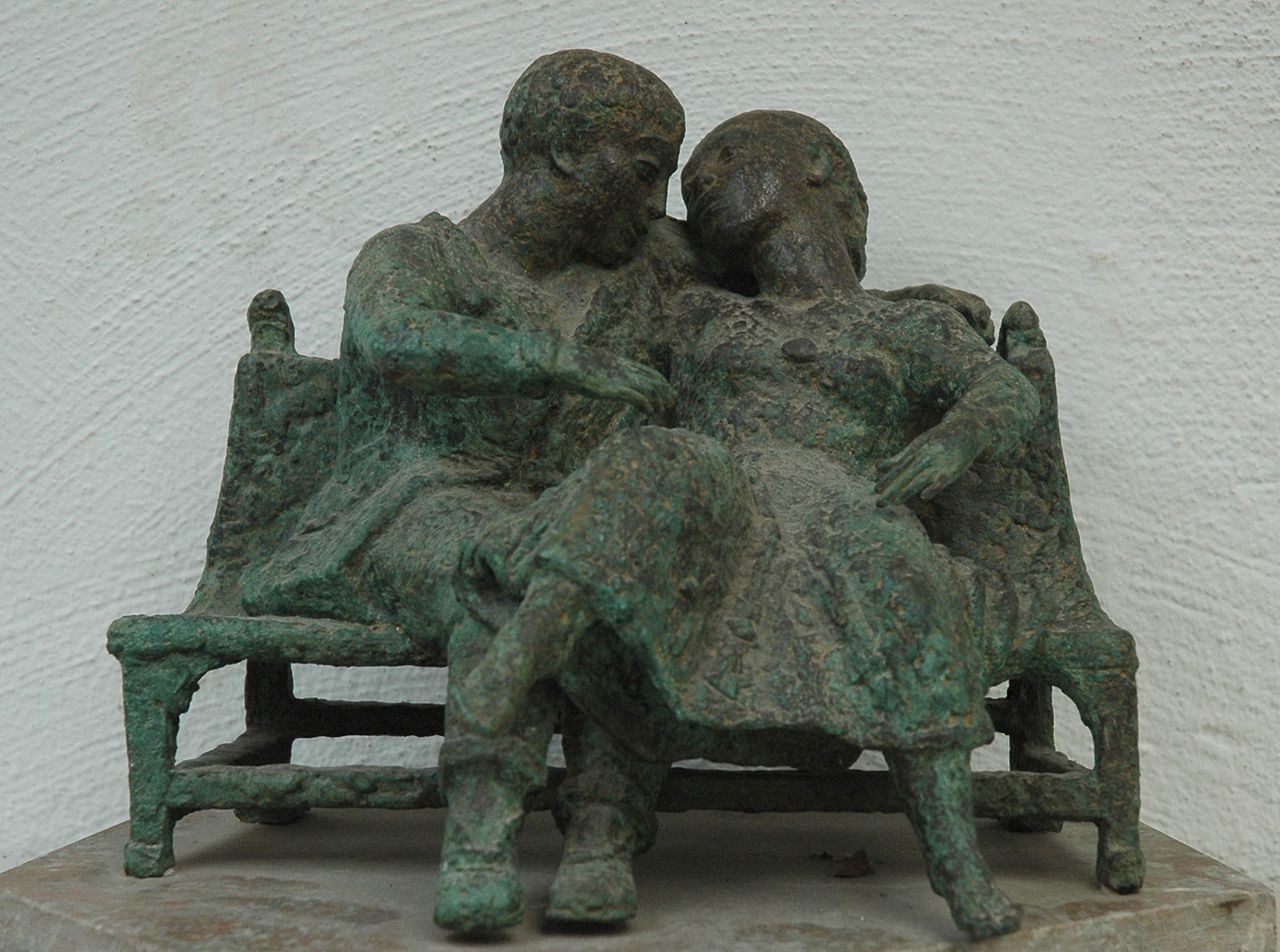 Starreveld P.  | Pieter Starreveld, Geliebte auf einer Bank, Bronze 24,5 x 27,5 cm