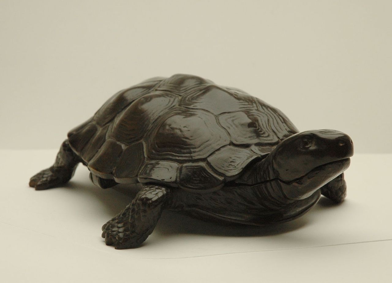 Franse School, 20e eeuw   | Franse School, 20e eeuw, A tortoise with rising back (inkwell), Bronze 8,5 x 16,0 cm