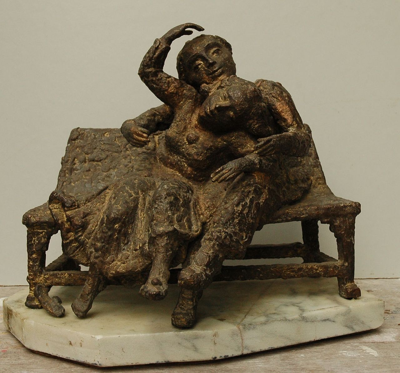 Starreveld P.  | Pieter Starreveld, Verliebtes Paar auf einer Bank, Bronze 26,0 x 31,0 cm, Unterzeichnet Signiert mit Monogrammstempel auf Rückseite