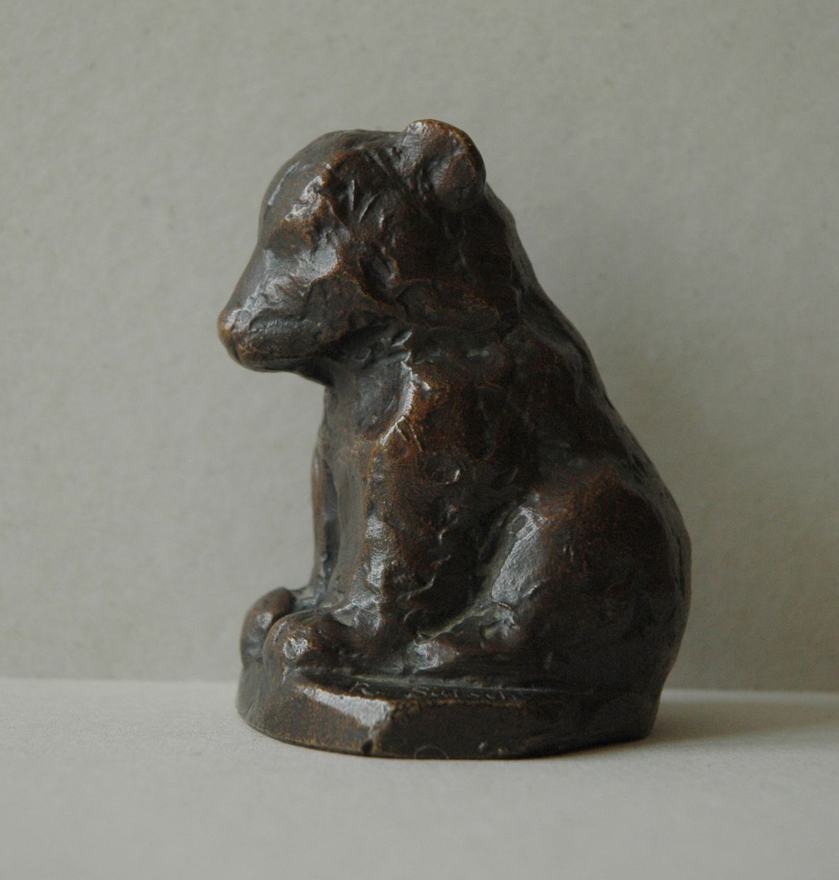 Baisch R.C.  | Rudolf Christian Baisch, A sitting bear cub, Braun, patinierte Bronze 9,6 x 7,4 cm, signed on base und zu datieren 1953