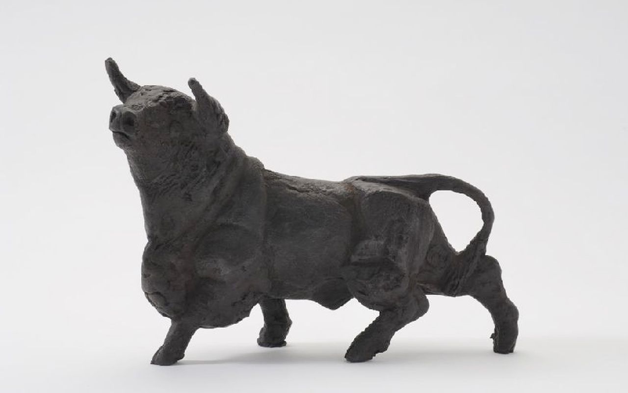 Theo Mackaay | A  bull, Bronze, 25,5 x 35,0 cm, signed with initials at innerside of right hind-leg
