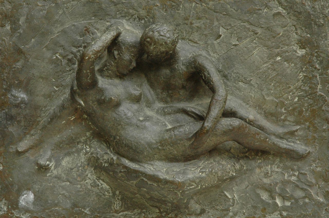 Starreveld P.  | Pieter Starreveld, Sich liebendes Paar, Bronze 28,2 x 43,0 cm, Unterzeichnet Mit Monogrammstempel l.v.d.M.