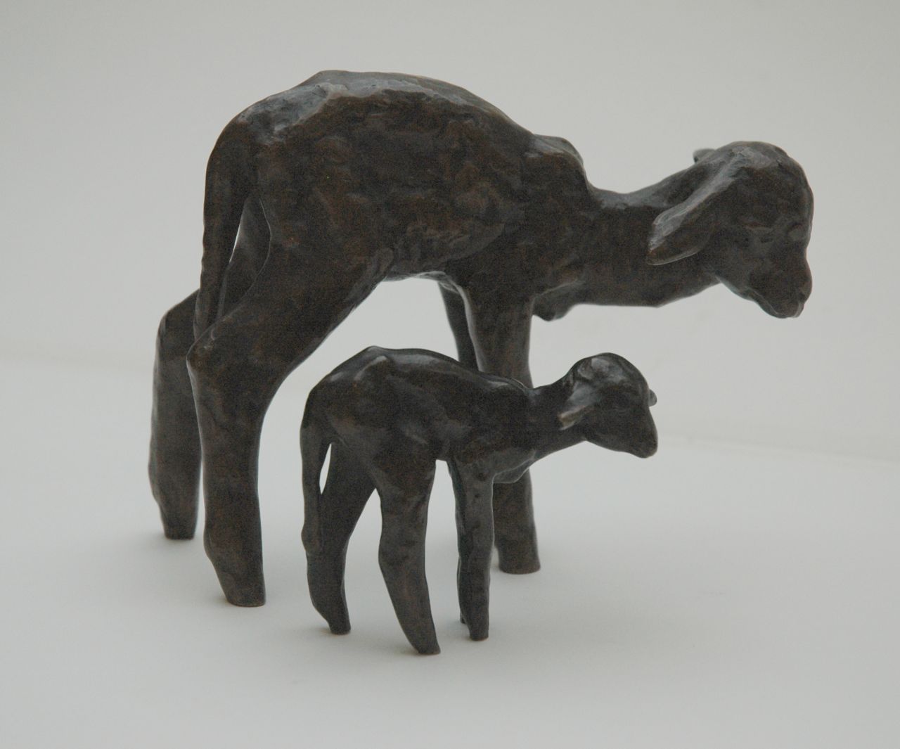 Baisch E.  | Ernst Baisch, Zwei Lämmer, gross und klein, Patinierte Bronze 12,0 x 15,0 cm, Unterzeichnet mit Initialen unter den Vorderbeinen