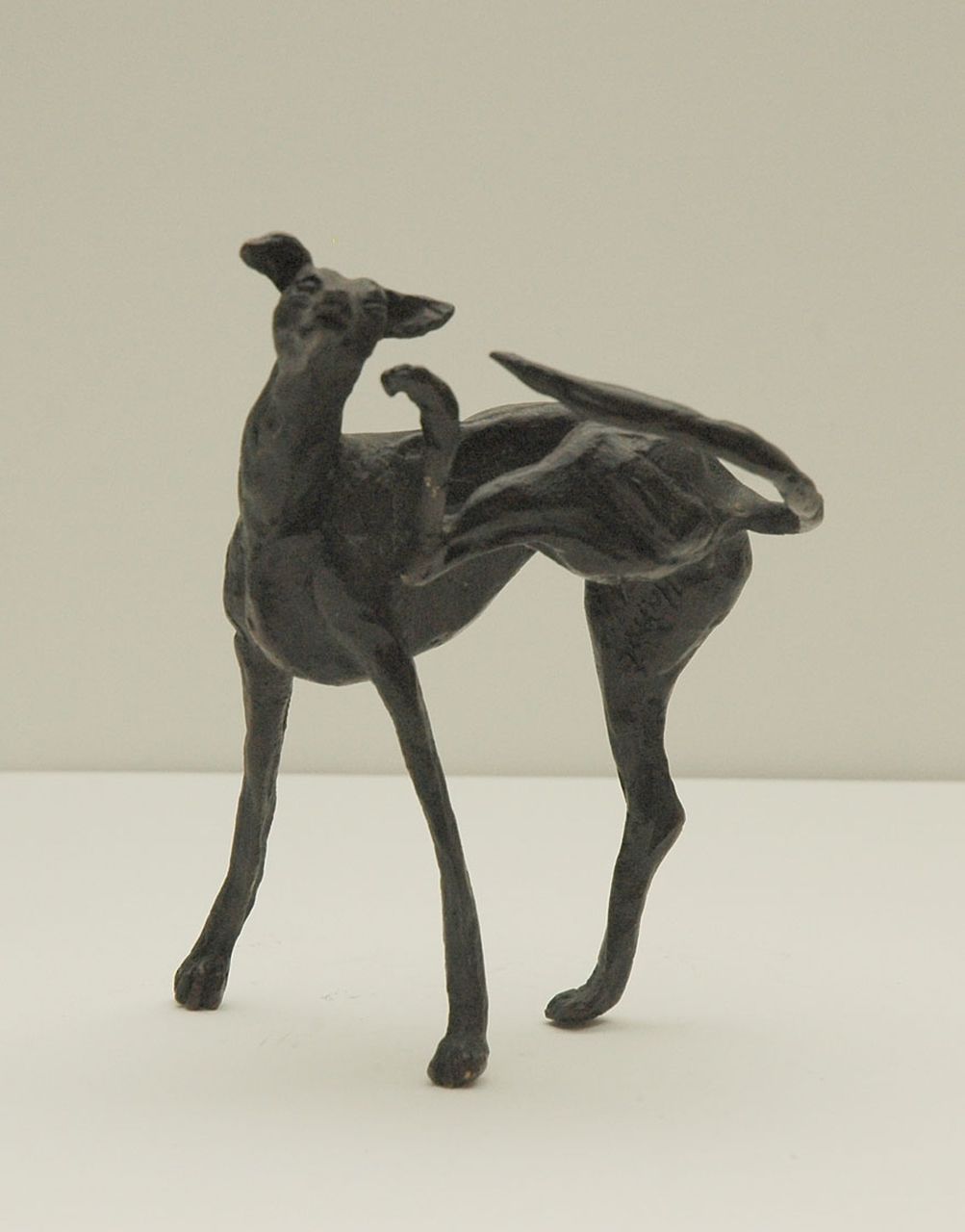 Glen H.  | Harriet Glen, The greyhound, Bronze 10,3 x 8,0 cm, signed on right rear foot