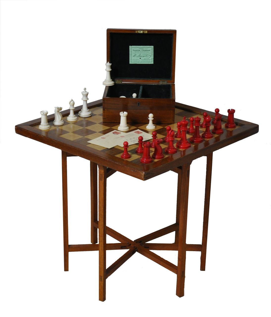 Schaakset   | Schaakset, A 'Staunton 'Club Size' chess set in a mahogany box together with a mahogany and boxwood chess board on a stand, Elfenbein 9,8 x 5,0 cm, signed both kings stamped 'Jaques London' und executed circa 1925
