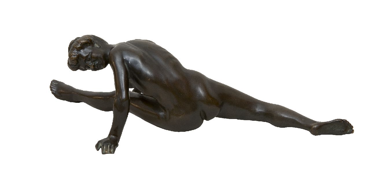 Sintenis W.  | Walter Sintenis, Junge Frau im Spagat, Patinierte Bronze 8,5 x 30,0 cm, zu datieren um 1900