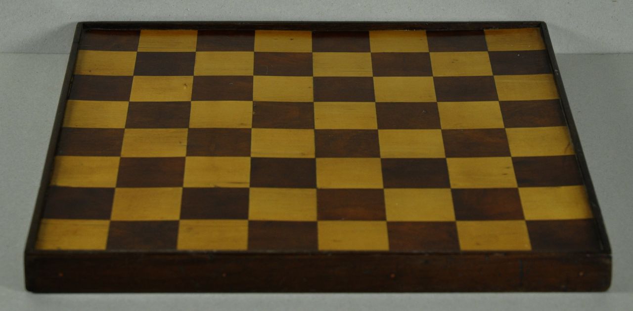 Schaakbord   | Schaakbord, A walnut and mahogany games board, Germany, Mahagoni und Nussholz 37,0 x 37,0 cm, circa 1850