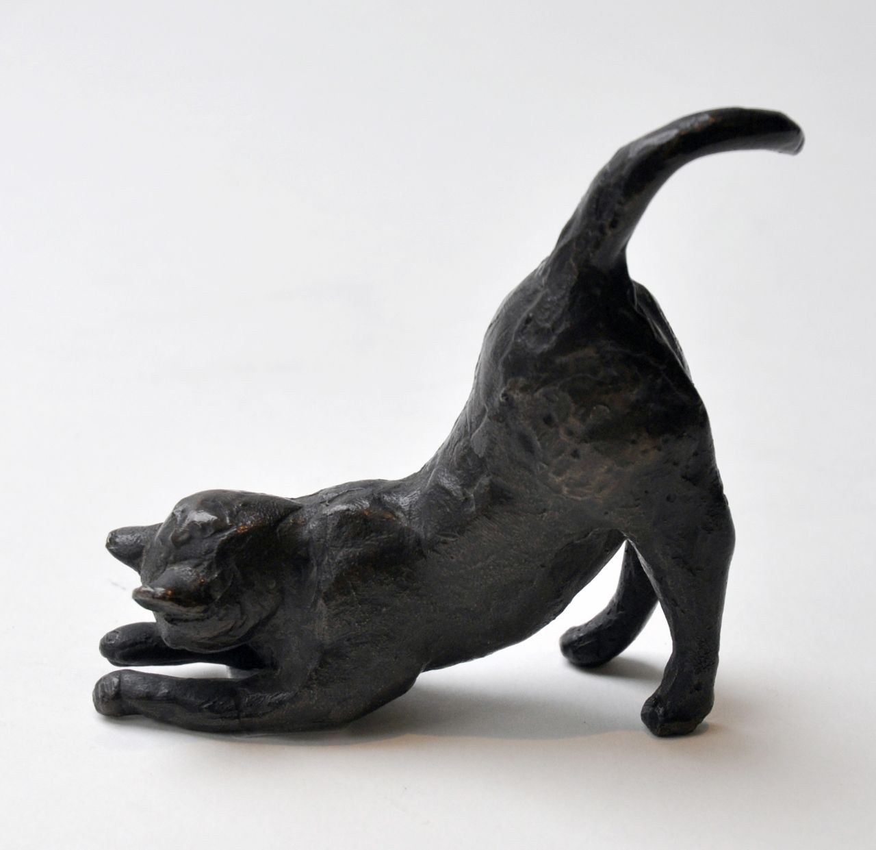 Karl Heinz Krauskopf | A stretching cat, Bronze, 10,2 x 12,5 cm, signed with initials on belly