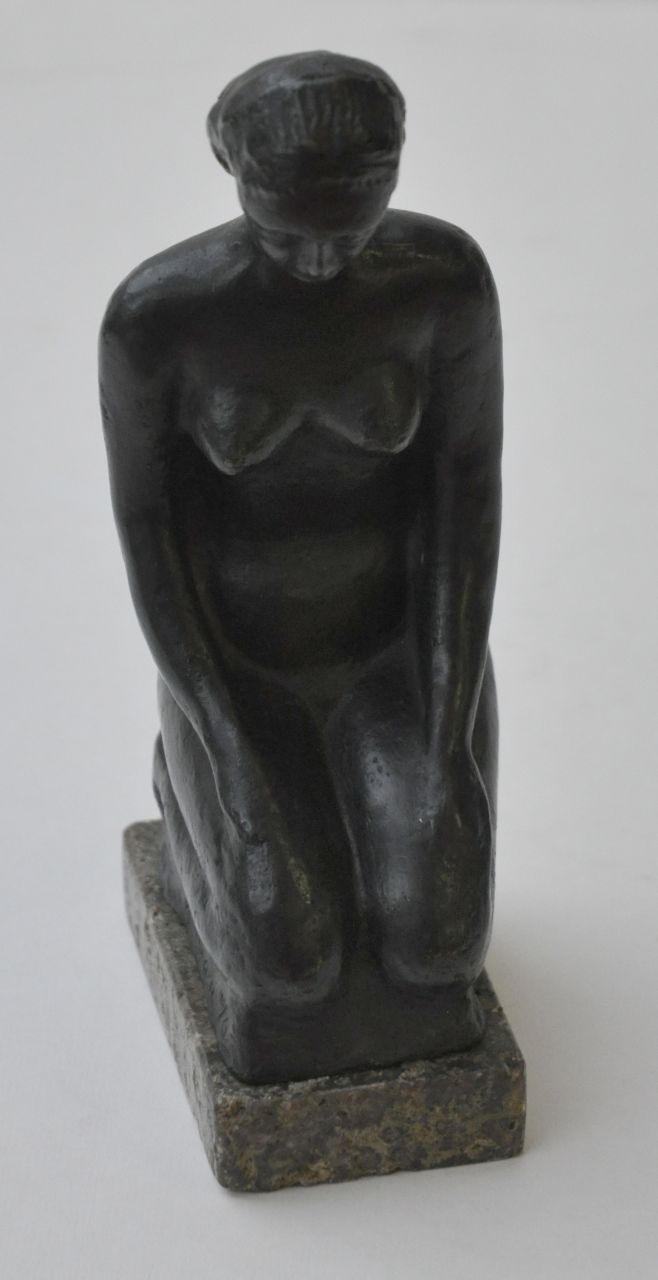 Kogan M.  | Moissey Kogan, Kneeling nude, Bronze 18,4 x 6,8 cm, signed on the edge of bronze base