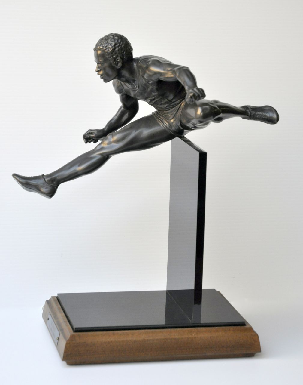 Schomberg A.T.  | Auldwil 'Thomas' Schomberg, Der Hürdenläufer, Bronze und Acryl 46,1 x 22,0 cm, Unterzeichnet auf der Fußsohle, nr. 8/18 und datiert 1984