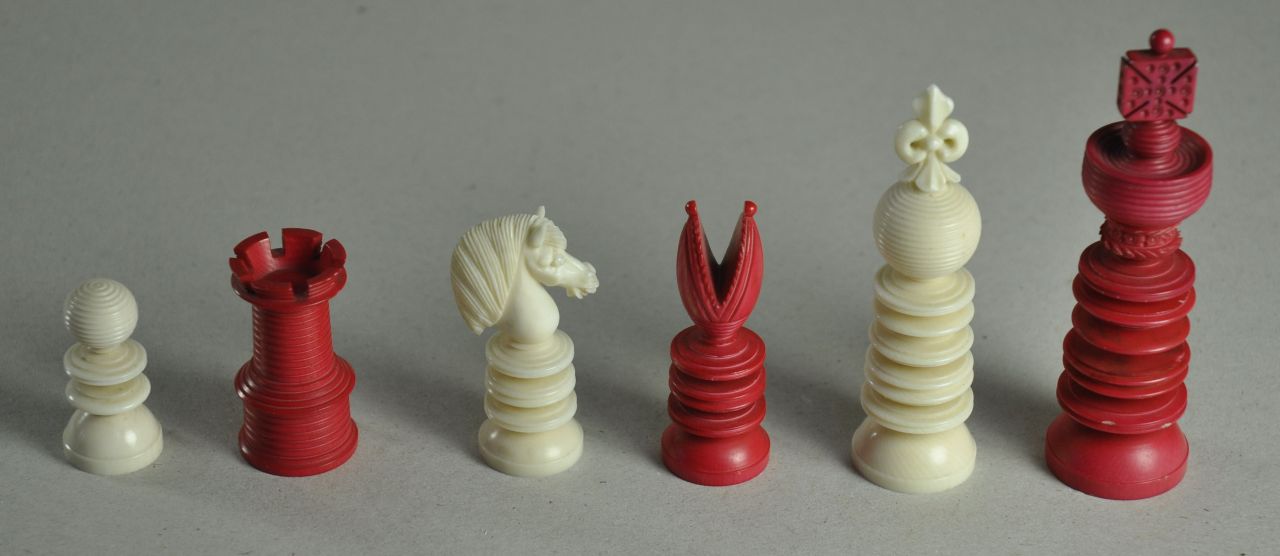 William Lund | An English William Lund chess set, Elfenbein, 10,4 x 4,2 cm, signed stamped 'Will. m. Lund' on the base of white king und executed circa 1840-1870