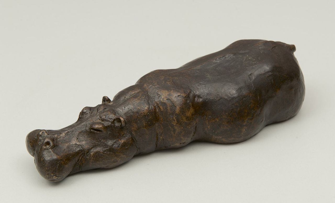 Arentz K.E.H.  | 'Kurt' Emil Hugo Arentz, Schlafendes Nilpferd (Gegenstück von 15804), Bronze 5,9 x 21,0 cm, Unterzeichnet auf Unterseite und datiert 1996