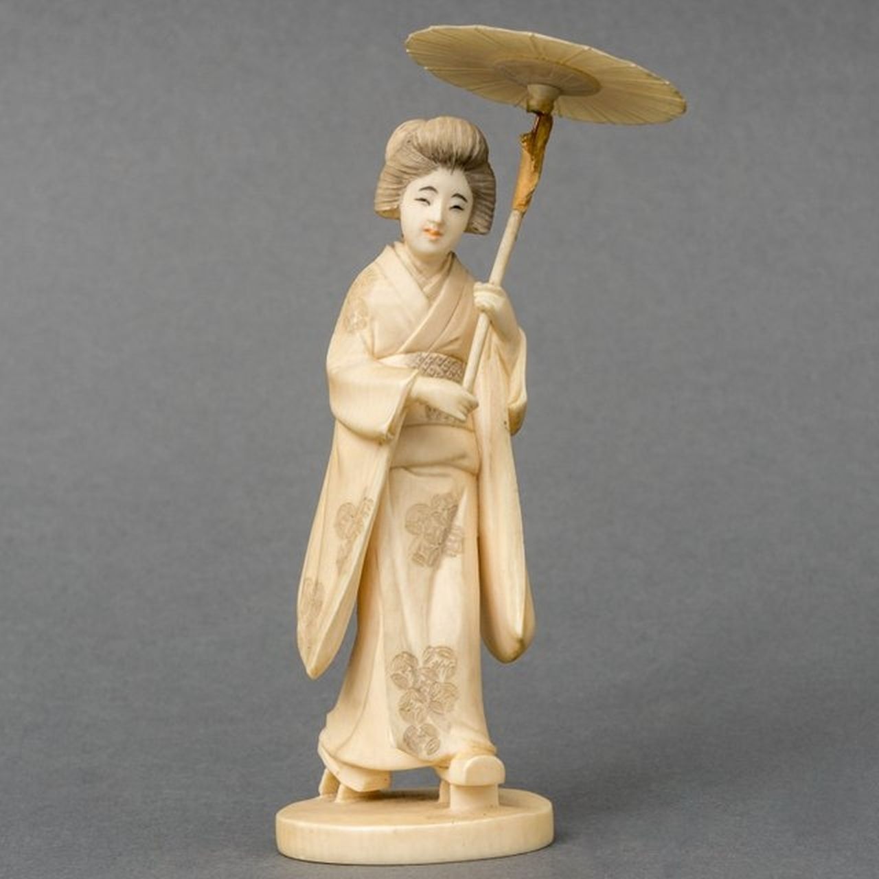 Japanse School, 19e eeuw   | Japanse School, 19e eeuw | Skulpturen und Objekte zum Verkauf angeboten | Okimono einer Frau in Kimono mit Sonnenschirm, Elfenbein 13,0 cm