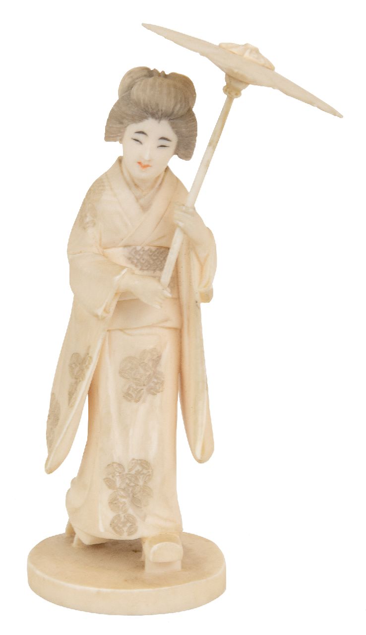 Japanse School, 19e eeuw   | Japanse School, 19e eeuw | Skulpturen und Objekte zum Verkauf angeboten | Okimono einer Frau in Kimono mit Sonnenschirm, Elfenbein 13,0 cm