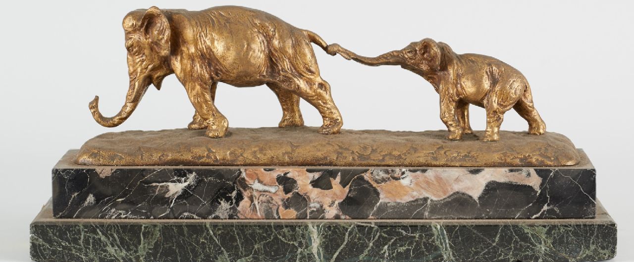Cacciapuoti G.  | Guido Cacciapuoti, Elefantenmutter und Kalb, Vergoldete Bronze und Marmor 13,0 x 40,0 cm, signed on the base