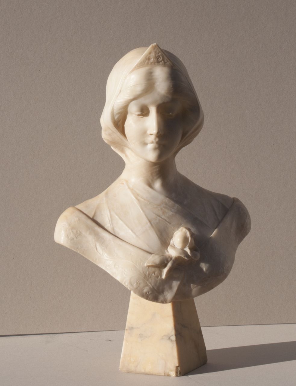 U. Biagini | Büste einer jungen Frau, Alabaster, 60,0 x 40,0 cm, signed on the back