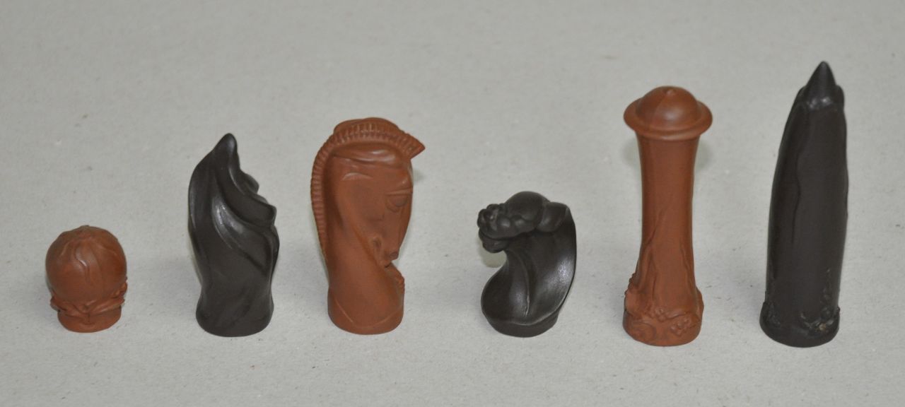 Max Esser | A Meissen stoneware chess set and an inlaid ivory hardwood chess board, Böttger-Steingut, 8,2 x 2,5 cm, signed incised with factorymark and serial numbers und executed second quarter 20th century