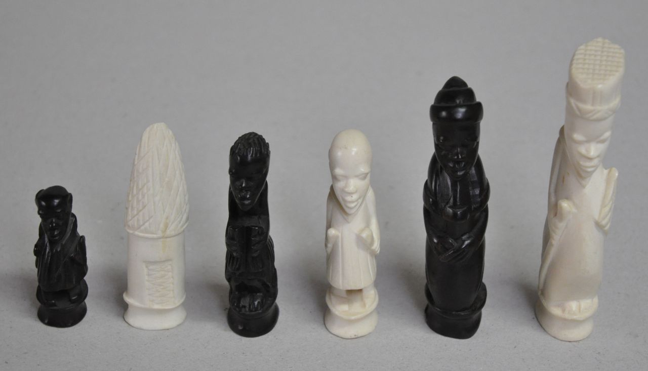 Schaakset   | Schaakset | Skulpturen und Objekte zum Verkauf angeboten | An East African carved ivory and hardwood tribal chess set, Kenya, Elfenbein und Hartholz 12,0 x 5,5 cm, executed circa 1920
