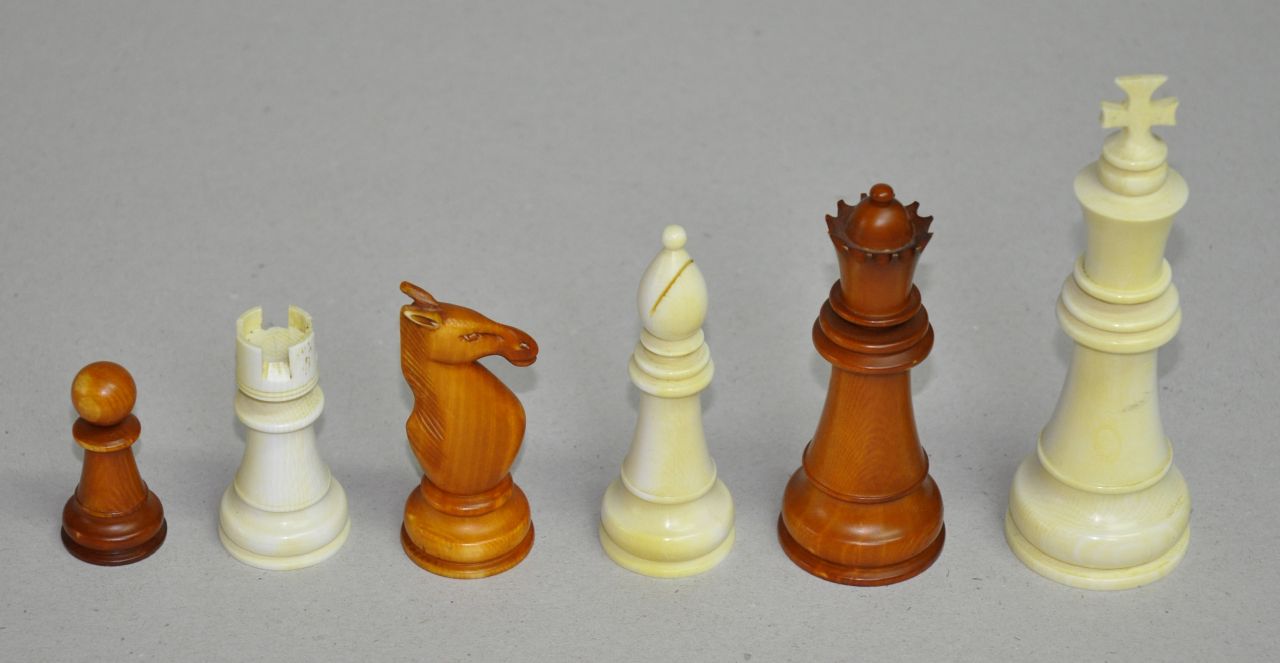 Schaakset   | Schaakset | Skulpturen und Objekte zum Verkauf angeboten | A German Erbach ivory chess set, in the Staunton manner, Elfenbein 12,5 x 4,5 cm, second half 19th century