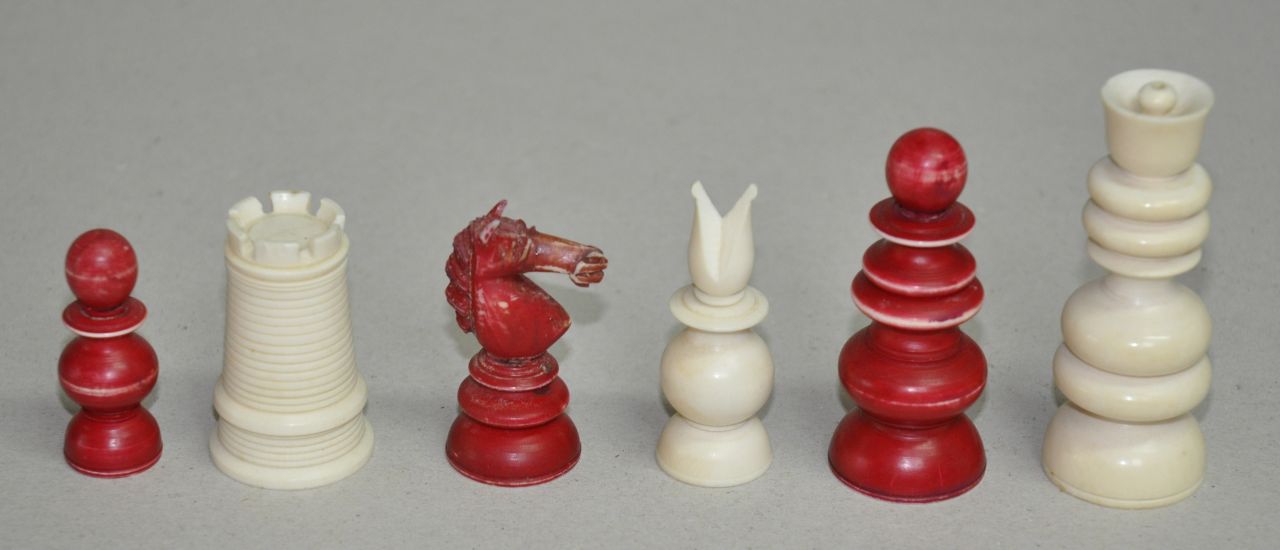 Schaakset   | Schaakset | Skulpturen und Objekte zum Verkauf angeboten | An ivory chess set, Elfenbein 7,8 x 4,7 cm, late 19th century