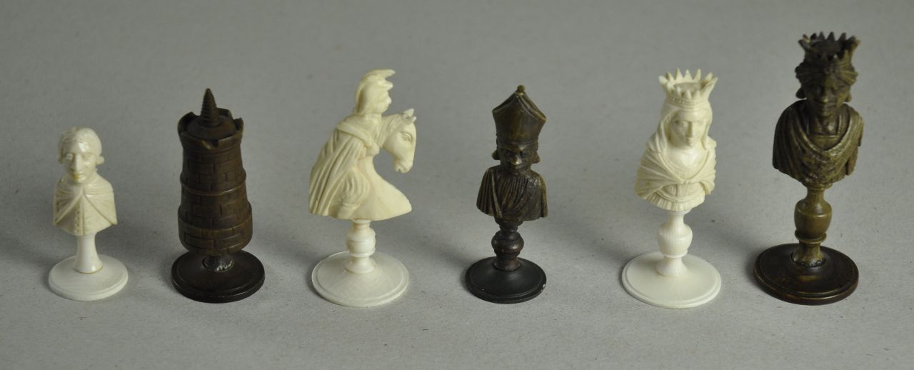 Schaakset   | Schaakset | Skulpturen und Objekte zum Verkauf angeboten | Chess set  'French and Africans', Elfenbein 8,0 cm, executed first half 19th century NOT FOR SALE