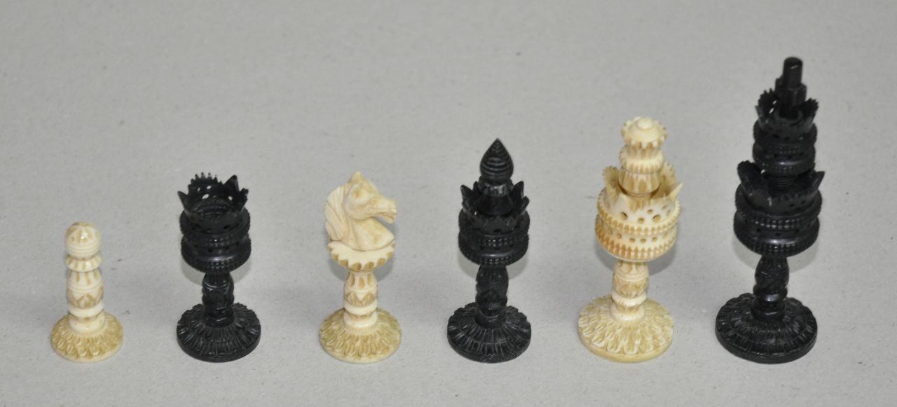 Schaakset   | Schaakset | Skulpturen und Objekte zum Verkauf angeboten | An Ivory Indian chess set, Elfenbein 10,0 x 4,5 cm, executed mid to late 19th century