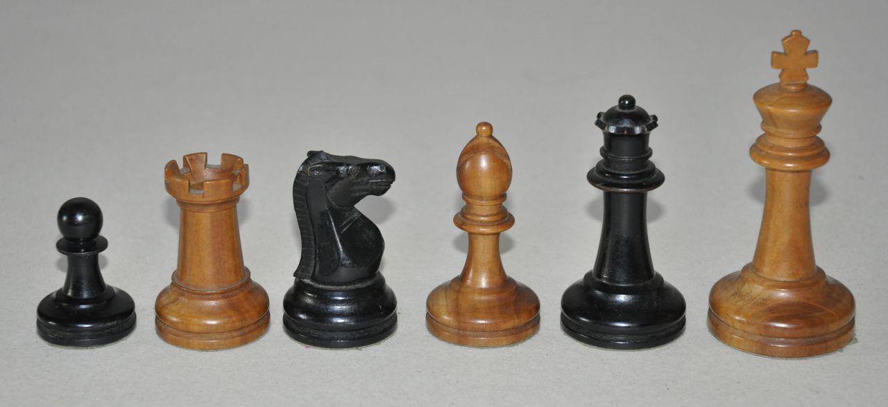 Schaakset   | Schaakset, A 'Jaques inspired' Staunton pattern boxwood and ebonised four-inch weighted chess set, Palm- und Ebenholz 11,0 x 5,0 cm, executed circa 1950