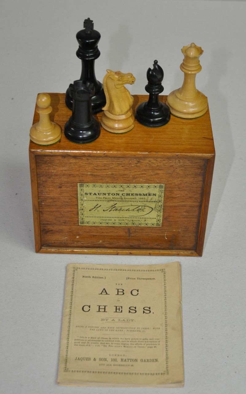 Schaakset, opbergdoos   | Schaakset, opbergdoos, A Jaques Staunton boxwood and ebony chess set, Palm- und Ebenholz 9,0 x 4,6 cm, signed on foot whith king/stamp on horse and tower und executed circa 1900