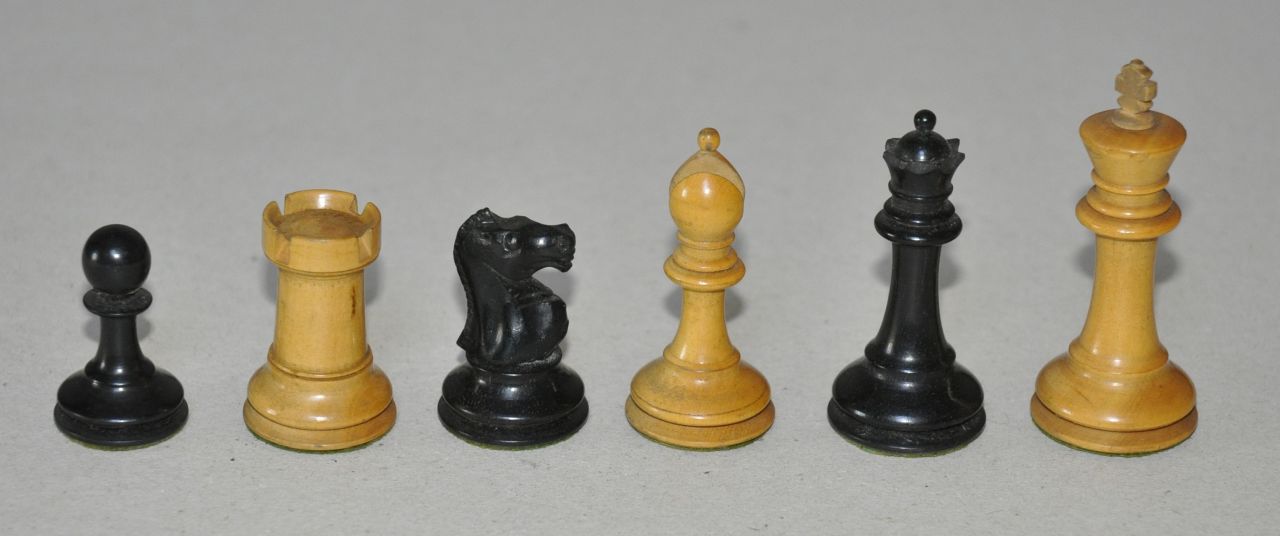 Schaakset, opbergdoos   | Schaakset, opbergdoos | Skulpturen und Objekte zum Verkauf angeboten | A Staunton pattern chess set, together with wooden box, Holz mit Eben- und Obstbaumholz 8,0 x 3,5 cm