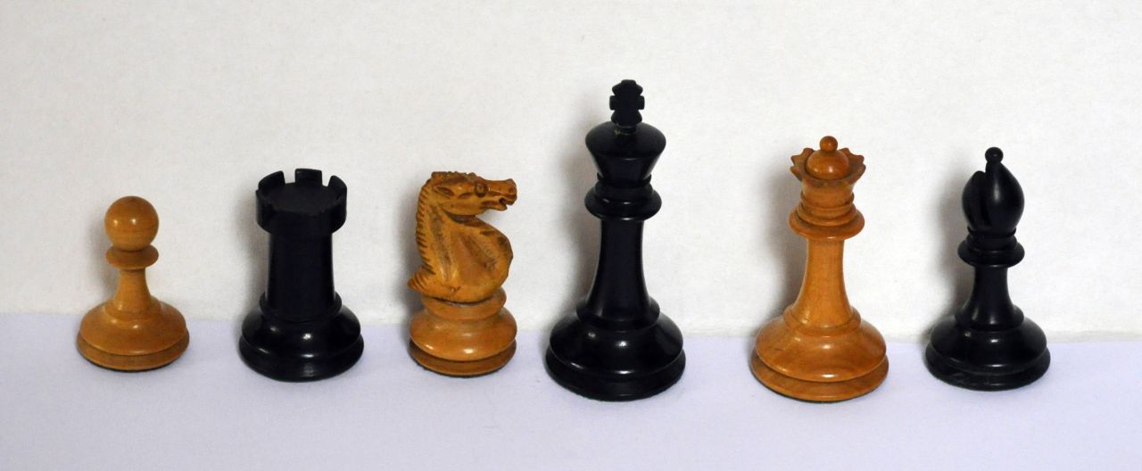 Schaakset, opbergdoos   | Schaakset, opbergdoos | Skulpturen und Objekte zum Verkauf angeboten | A Staunton pattern boxwood and ebony chess set in a mahogany box, Palm- und manche 8,0 x 4,0 cm, 19th century