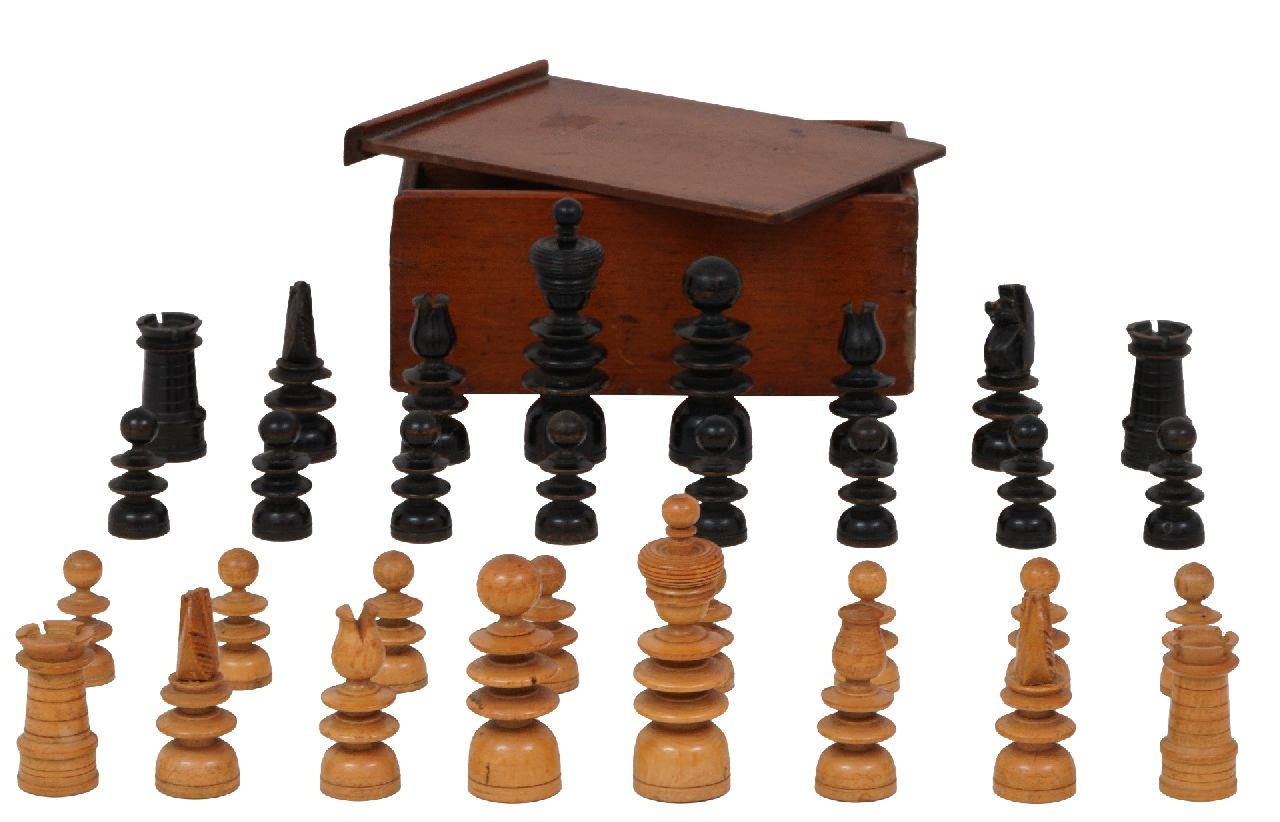 Schaakset, opbergdoos   | Schaakset, opbergdoos | Skulpturen und Objekte zum Verkauf angeboten | English St George pattern boxwood and ebonized playing set in mahogany box, Palmholz 8,3 x 3,8 cm, executed ca. 1830
