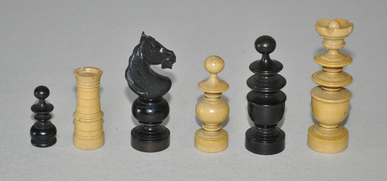 Schaakset, opbergdoos   | Schaakset, opbergdoos | Skulpturen und Objekte zum Verkauf angeboten | A French or German 'Régence' style boxwood and ebonised chess set, in a red walnut box, Palm- und Ebenholz 7,8 x 3,7 cm, executed 1920