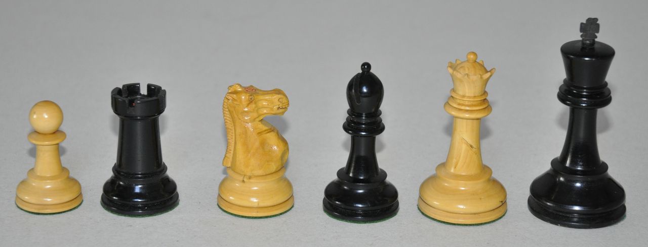 Schaakset, opbergdoos   | Schaakset, opbergdoos | Skulpturen und Objekte zum Verkauf angeboten | A Jaques 'Staunton' pattern boxwood and ebonised chess set, in original mahogany box, Palm- und Ebenholz 9,2 x 4,5 cm, signed stamped in red with a crown und ca. 1910