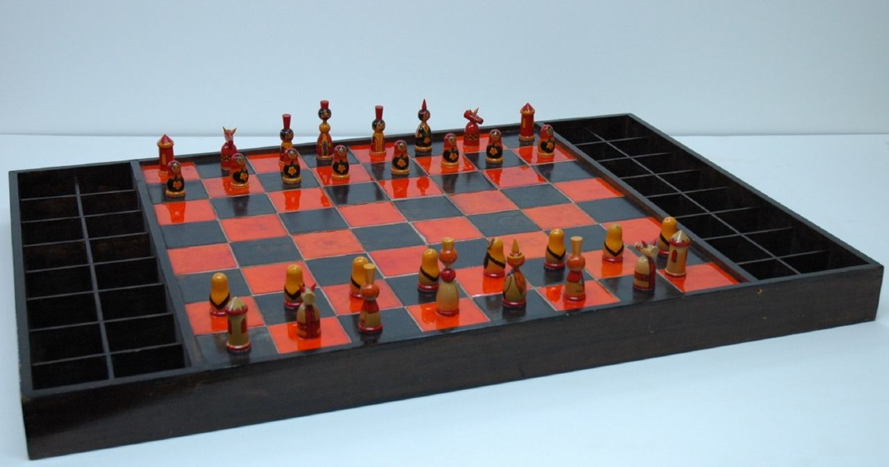 Schaakset, opbergdoos   | Schaakset, opbergdoos | Skulpturen und Objekte zum Verkauf angeboten | A Russian painted wood chess set, together with matching board and box, Holz 8,5 x 4,5 cm, 20th century