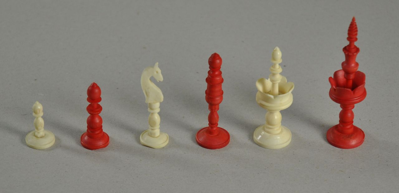 Schaakset   | Schaakset | Skulpturen und Objekte zum Verkauf angeboten | An English 'Selenus' pattern chess set, Elfenbein 8,8 x 4,5 cm, executed 19th century