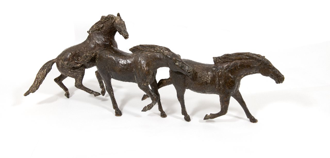 Arentz K.E.H.  | 'Kurt' Emil Hugo Arentz, Drei galoppierende Pferde, Bronze 33,0 x 82,0 cm, signed on belly of the first horse