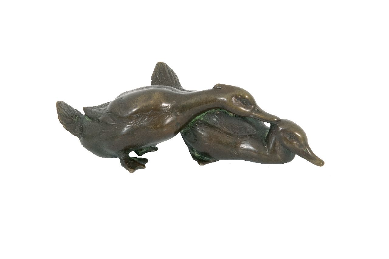 Heynen-Dumont K.  | Karl Heynen-Dumont | Skulpturen und Objekte zum Verkauf angeboten | Zwei Enten, Bronze 4,0 x 13,5 cm, Unterzeichnet auf dem Bauch der vorderen Ente