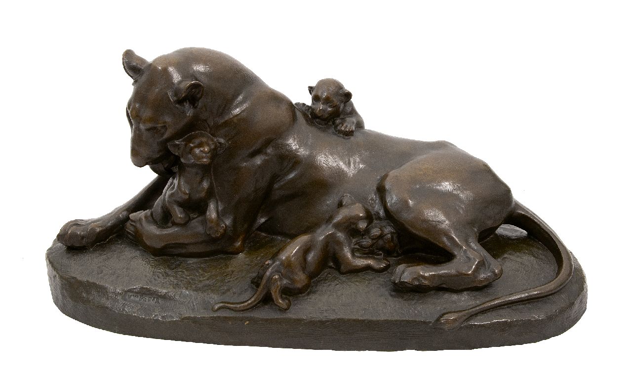 Peter V.  | Victor Peter | Skulpturen und Objekte zum Verkauf angeboten | Liegende Löwin mit drei Jungen, Bronze 33,0 x 72,0 cm, Unterzeichnet auf der Basis