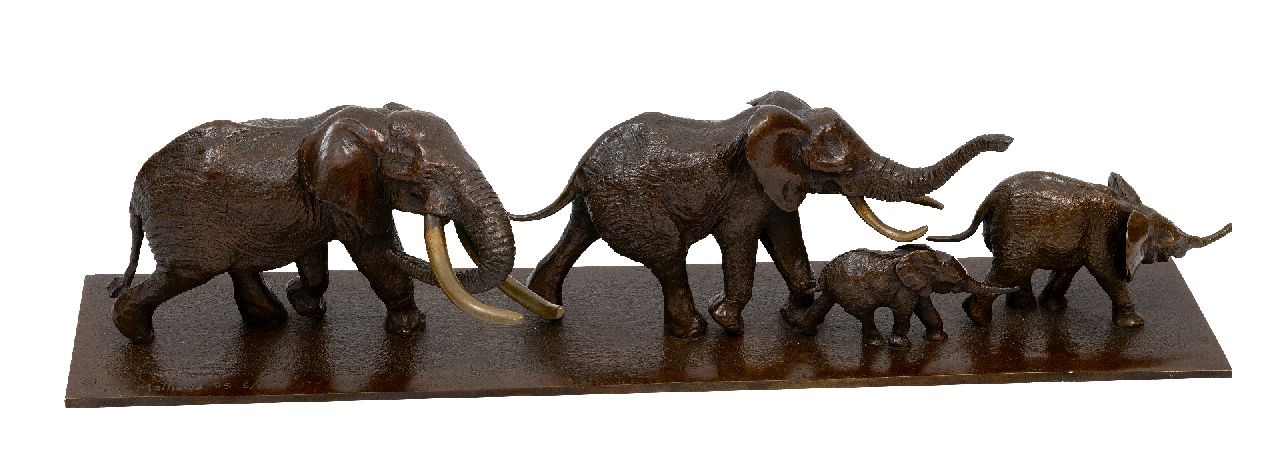Mathews T.O.  | Terry Owen Mathews | Skulpturen und Objekte zum Verkauf angeboten | Gruppe von vier Elefanten, Bronze 13,0 x 54,5 cm, Unterzeichnet und mit Nummer 6/10 auf der Basis und datiert '85