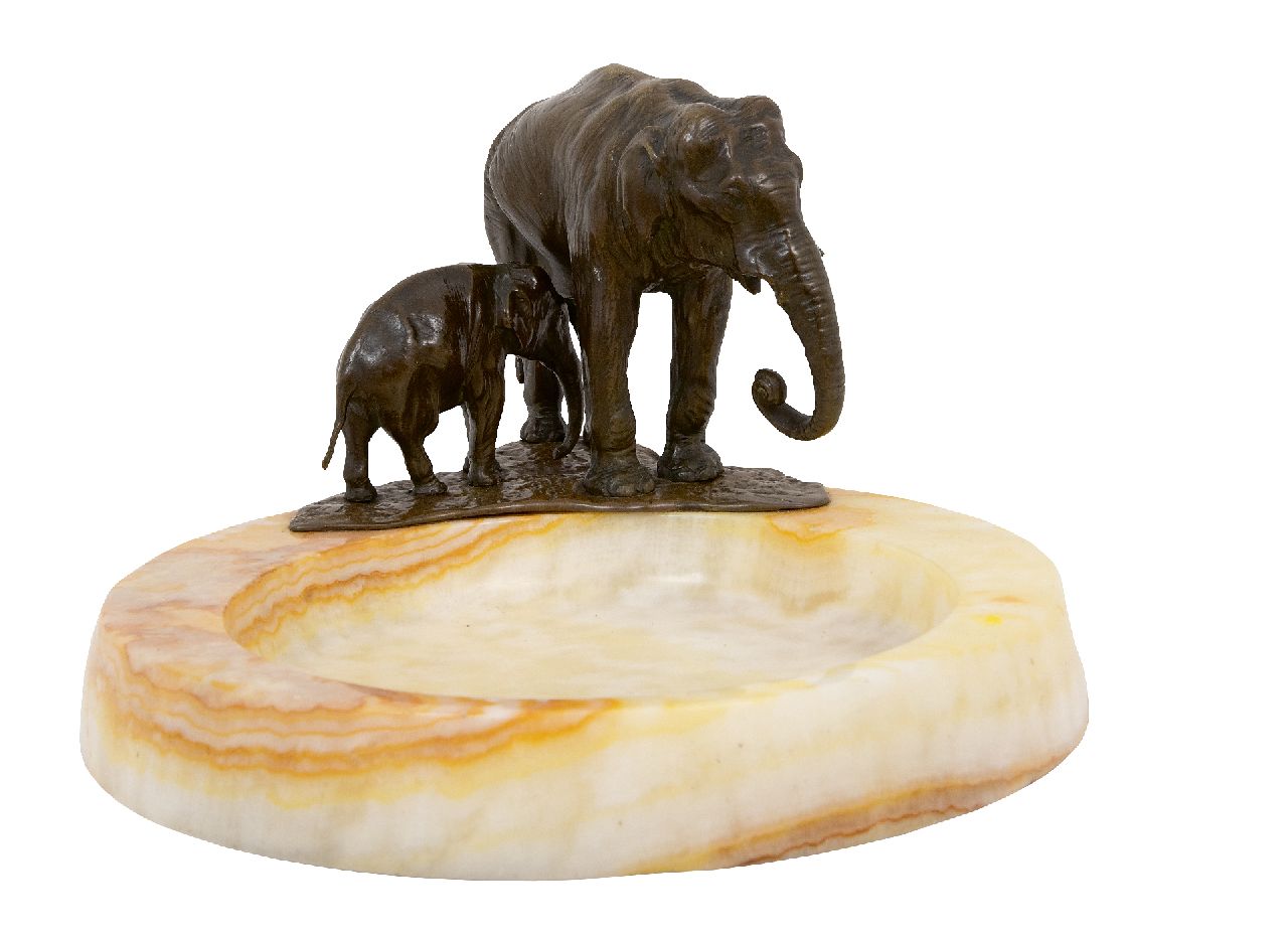 Six M.  | Michael Six |  zum Verkauf angeboten | Schüssel mit Elefant und ihrem Jungen, bronze and onyx 16,5 x 24,0 cm, Unterzeichnet auf der Rückseite der Basis