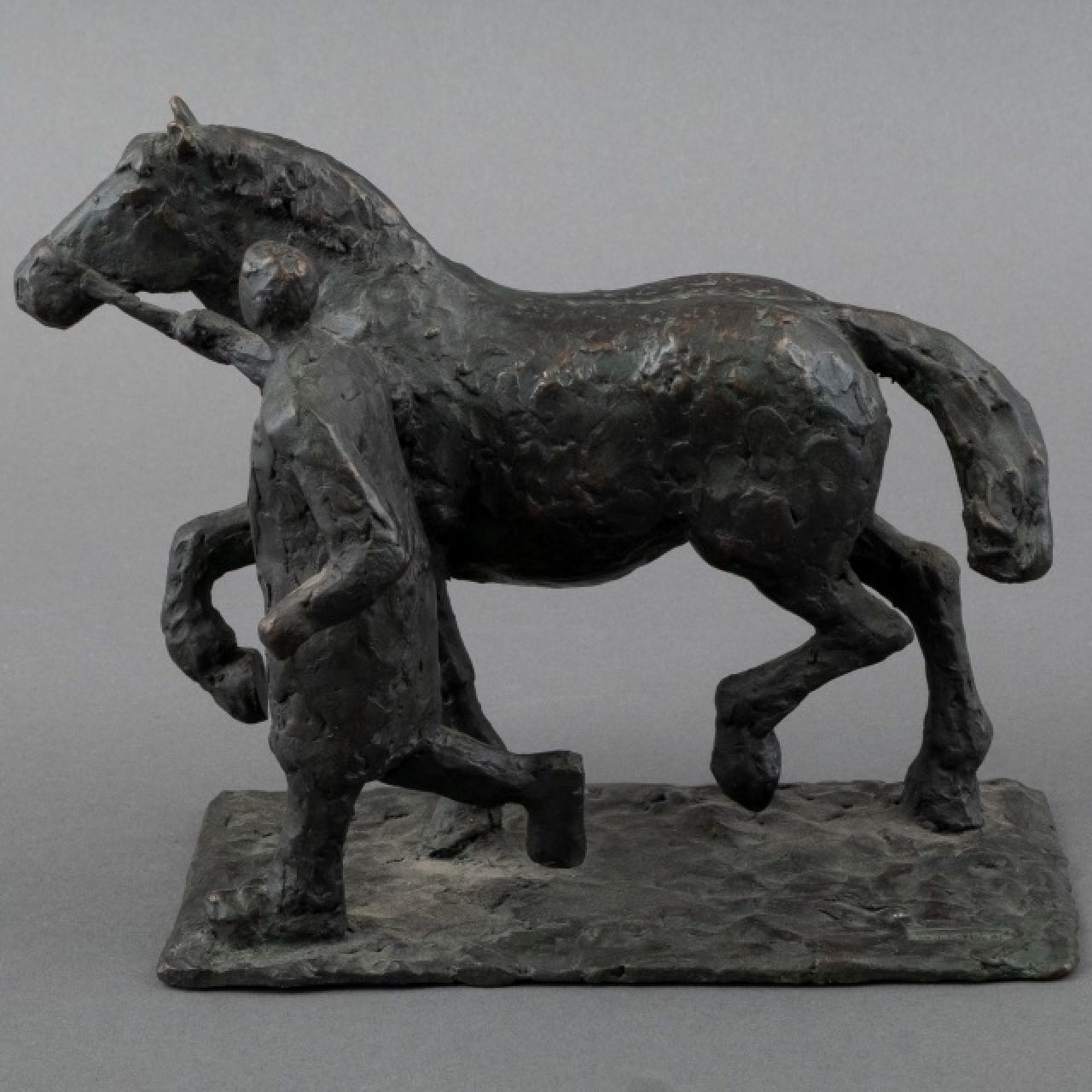 Brouwer G.H.A.  | Gerardus Hendrik Antonius 'Gerard' Brouwer | Skulpturen und Objekte zum Verkauf angeboten | Auf den Zügeln gehen, Bronze 18,1 x 20,5 cm, Unterzeichnet auf der Basis mit Namensstempel